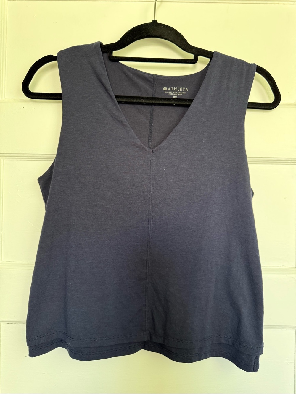 Athleta Sleeveless V-Neck Tank in Navy Blue Back Detail Athleisure Luxe Sz XS